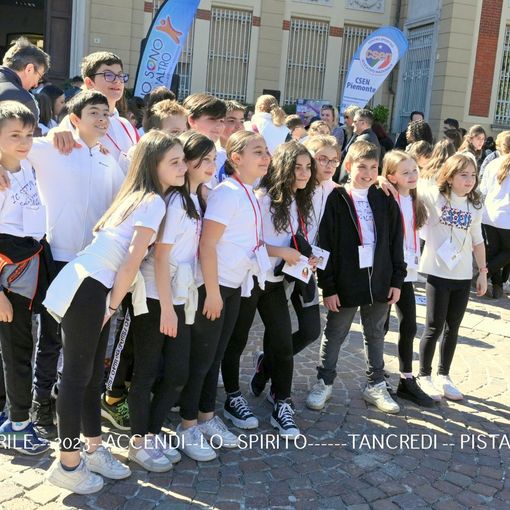 Flash mob con ragazzi vestiti di bianco