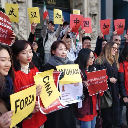 Coronavirus, flash mob a Torino: &quot;Dobbiamo stare uniti, ora più che mai&quot; [FOTO &amp; VIDEO]