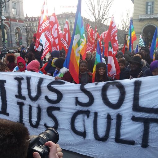 Una sola razza, la razza umana: a Torino il corteo contro le discriminazioni (FOTO E VIDEO)