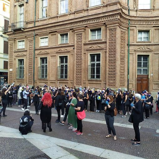 flash mob di donne in piazza Carignano a Torino
