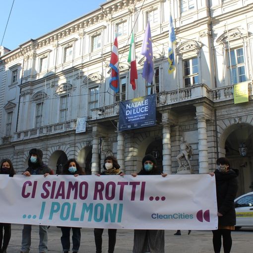 Striscioni di Legambiente esposti davanti al Comune