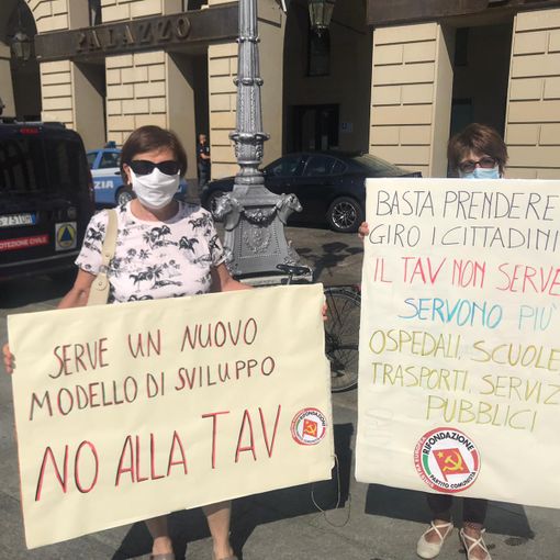 Tav, flash mob di Rifondazione Comunista fuori dalla Regione: “Opera dannosa e inutile, va fermata” [FOTO e VIDEO]
