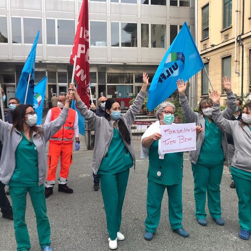 Coronavirus, flash mob di medici e infermieri: “Abbiamo i dispositivi contati, siamo stufi di elemosinare protezioni” [FOTO e VIDEO]