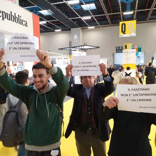 Salone del Libro di Torino, flash mob di Rifondazione Comunista contro Altaforte [VIDEO]