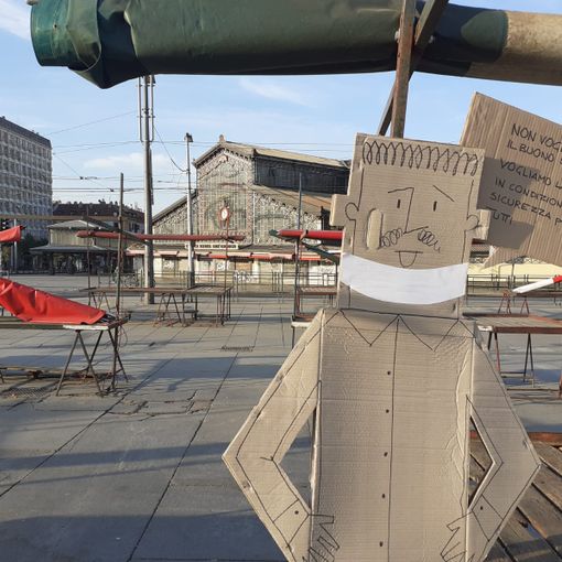 Flash mob “di cartone” in Piazza della Repubblica: “Porta Palazzo mercato solidale”