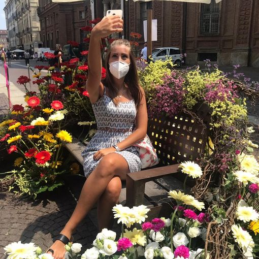 “Ripartiamo con un fiore”: in piazza Carignano una panchina floreale per invitare i torinesi a vivere all’aperto [FOTO e VIDEO]