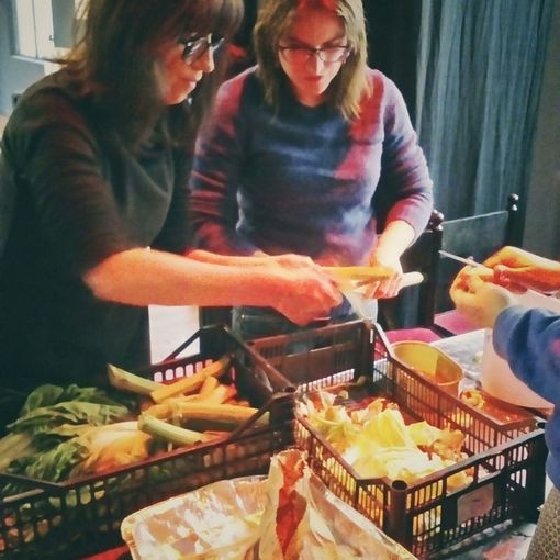Food not bombs Torino, cibo recuperato che sfama tanti senzatetto