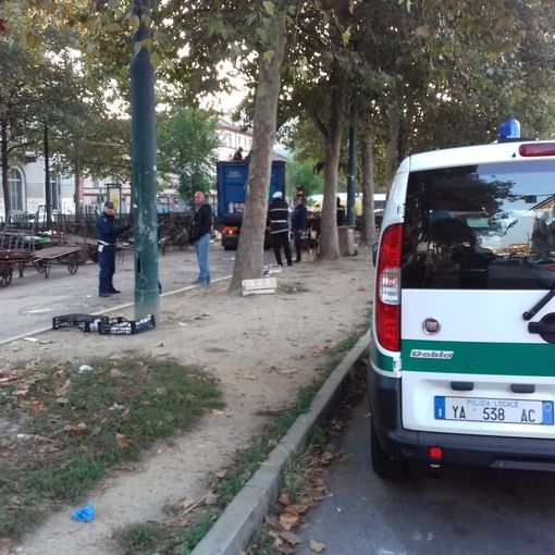 Ripulita l'area vicino al mercato di piazza della Repubblica