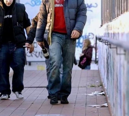 ragazzini a spasso
