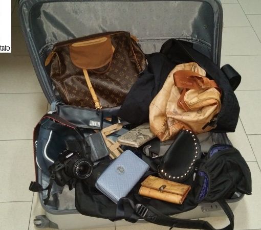 In possesso di coltello e con un trolley pieno di borse rubate: giovane marocchino arrestato a Torino