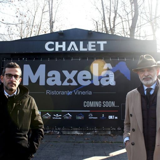 Due persone davanti allo Chalet del Valentino