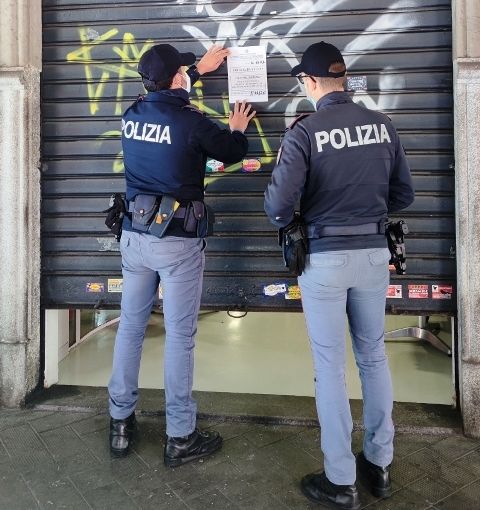 chiusura di due locali da parte di agenti di Polizia