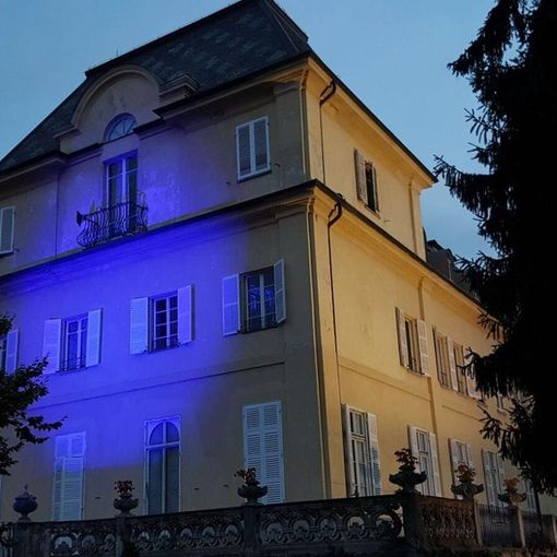 Pianezza, il municipio illuminato di blu per sostenere il piccolo Charlie