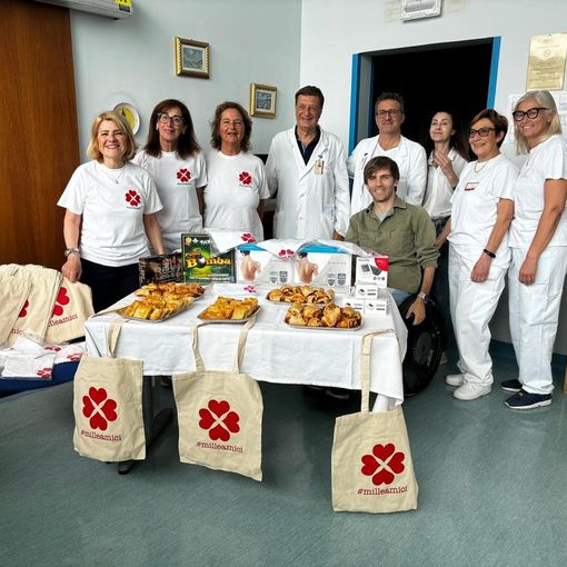 foto di gruppo intorno a donazione