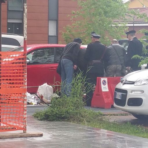 Omicidio-suicidio a Rivoli: un uomo spara all'ex moglie e la uccide. Poi rivolge la pistola contro se stesso: morto in serata (FOTO E VIDEO)