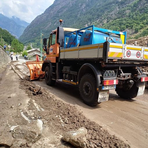 Lavoro senza sosta dopo il maltempo: si aprono parzialmente le prime strade dopo frane ed esondazioni