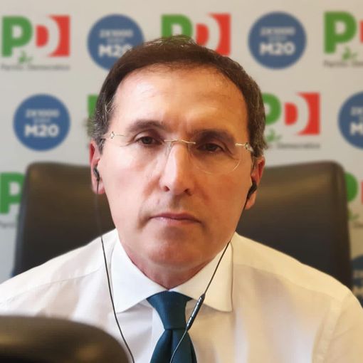 L'ex ministro ha in mano il dossier delle città al voto (foto tratta dalla pagina Facebook)