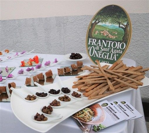 I sapori e i fiori della Liguria conquistano Varese: ancora un grande successo per il format “Mangiare i fiori”, una serata all’insegna della cultura e della buona cucina