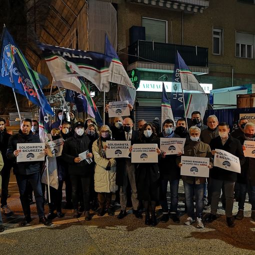 I militanti di Fratelli d'Italia davanti alla farmacia