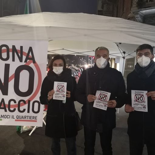 Bancarella con alcune persone attorno