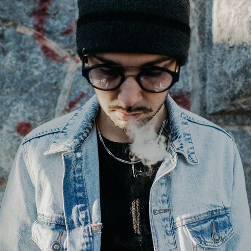 Freccia, pseudonimo di Nicola Bueti, è un cantautore torinese cresciuto a Mirafiori