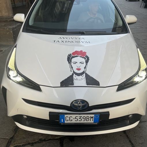L'icona di Fida Kahlo viaggia sui taxi di Torino