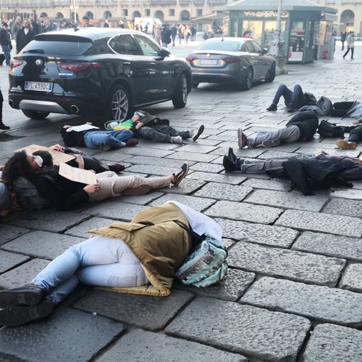 &quot;Non si può morire di smog&quot;: Fridays For Future Torino in protesta davanti a Regione e Comune (FOTO e VIDEO)