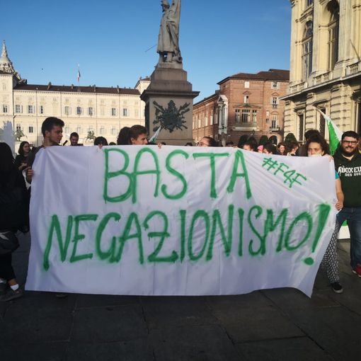 &quot;Ci avete rotto i polmoni&quot;: venerdì i Fridays for Future Torino manifestano sotto la Regione