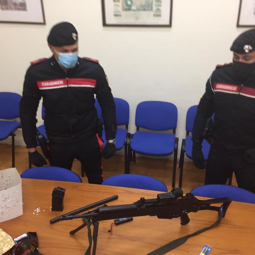 Mirafiori, raid contro la vicina di casa con un fucile d'assalto per soft air: arrestato