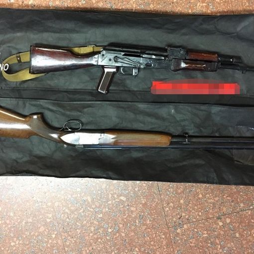 Kalashnikov e fucile in un condominio di Beinasco, forse usati per rapina