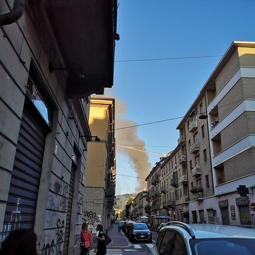 Vistosa colonna di fumo in città: in fiamme alcune baracche a parco Michelotti