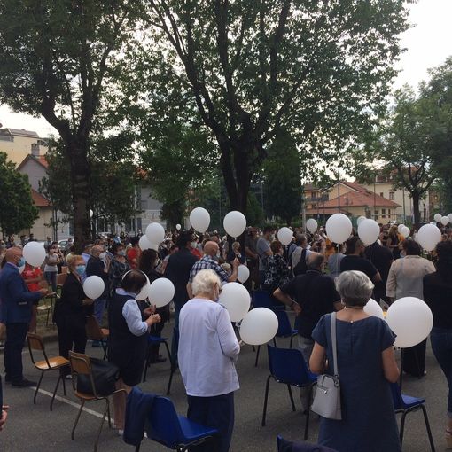 Collegno, palloncini bianchi per ricordare Riccardo
