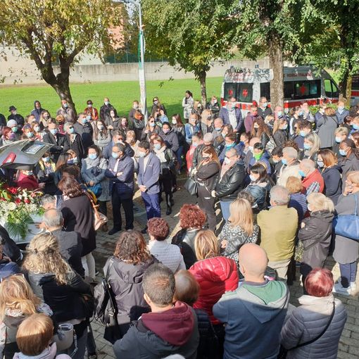 Una folla commossa per l'ultimo saluto a Maria Masi, vittima della follia a Venaria