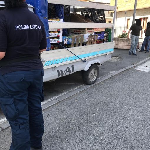 Nichelino, furgoncino della verdura circolava senza assicurazione: per l'ambulante 900 euro di multa