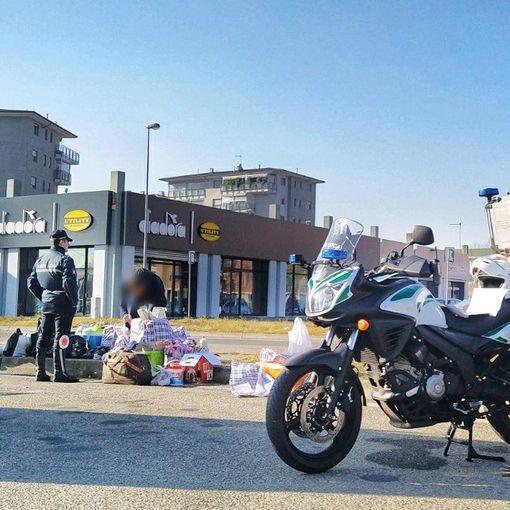 Venaria, scoperta merce sospetta in furgone fermato dalla Polizia Municipale