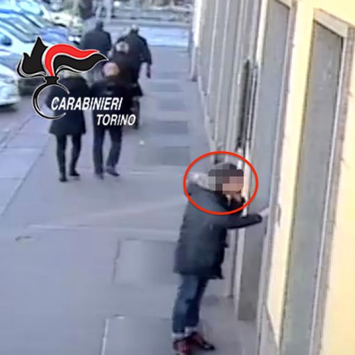 Rubavano i bagagli ai turisti degli alberghi di Torino: in manette ladri professionisti [FOTO]