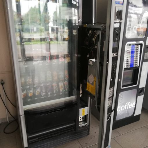 macchine distributori automatici distrutti