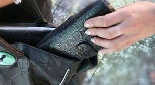 Tentano di derubare un'anziana: scattano le manette per una giovane coppia