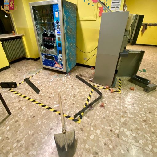 danni e vetri rotti all'interno di una scuola