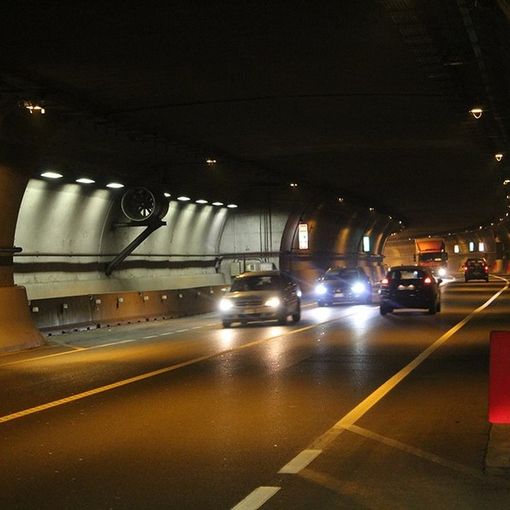 Avigliana, violento scontro tra un'auto e un tir in galleria: un ferito grave