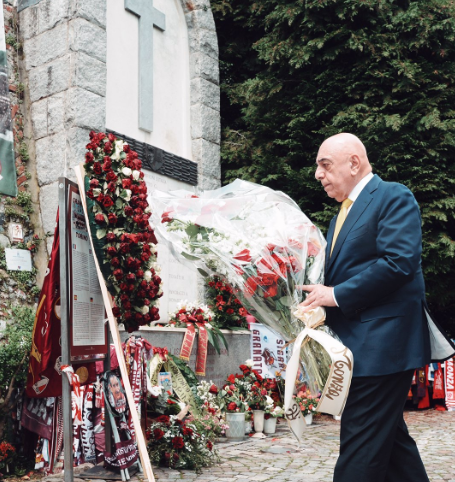 Galliani porta fiori alla lapide del Grande Torino a Superga