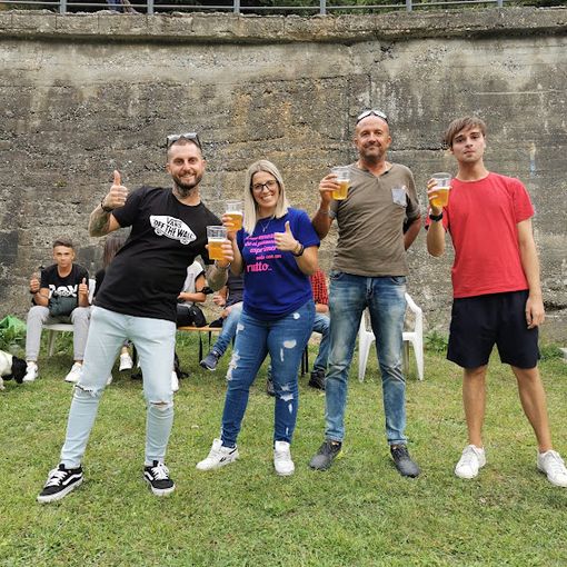 Quattro persone in piedi