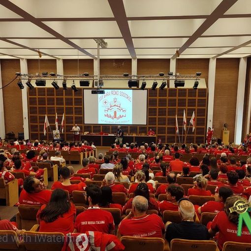 riunione della croce rossa in un teatro