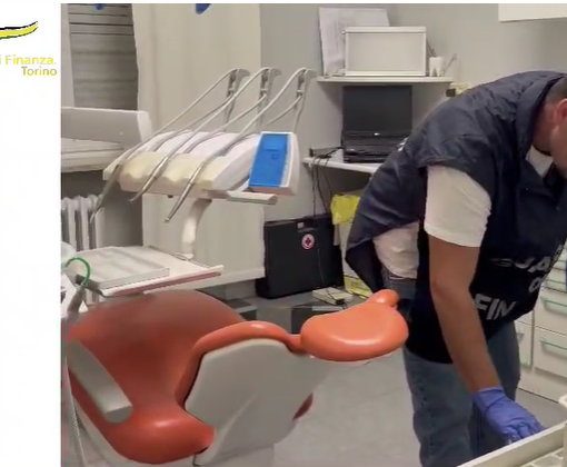 uomini della Gdf in uno studio dentistico