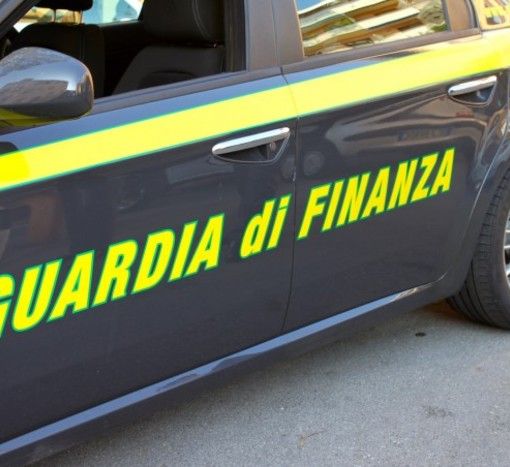 Operai costretti a 15 ore di lavoro per 5 euro al giorno: arrestati imprenditori cinesi per sfruttamento