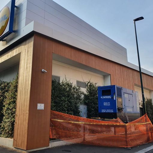 Un generatore di supporto per il Lidl di corso Unione, ma il frastuono non fa più dormire [FOTO E VIDEO]
