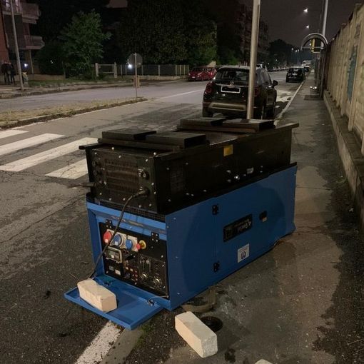 Furgoncino con grosso generatore rubato lasciato a Nichelino dopo inseguimento dei carabinieri