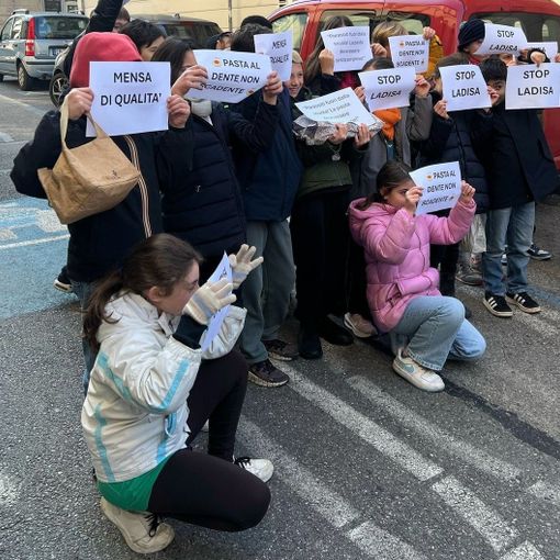 Genitori e bimbi della primaria D'Azeglio mangiano in strada per protesta