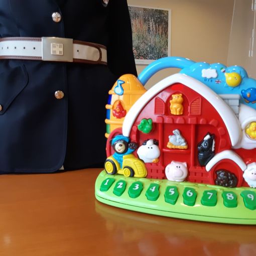 Ex marito violento nasconde localizzatore nel giocattolo per seguire figlia e mamma durante i loro spostamenti