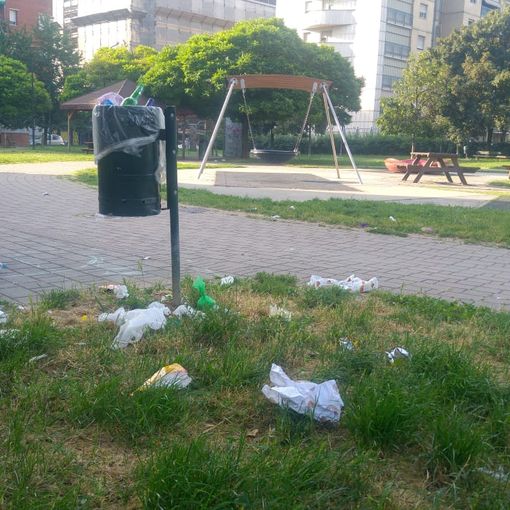 Più pulizia nell'area verde: ai giardini  Braille arrivano i cestini anticorvo